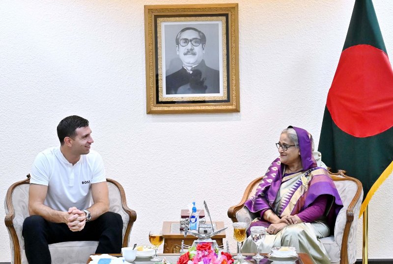 Argentina's World Cup winning goalkeeper Martínez meets with PM Argentina's World Cup winning goalkeeper Martínez meets with PM