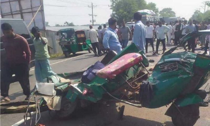 Bus-autorickshaw collision in Chittagong kills 7