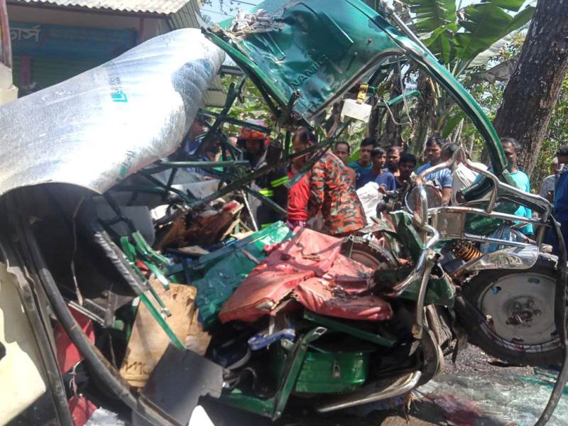 7 killed in bus-easybike-motorcycle collision in Pirojpur