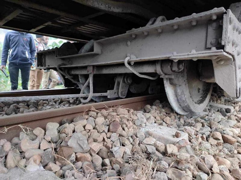 Chattala Express's coach derails at Sitakunda, rail communication with Dhaka stopped
