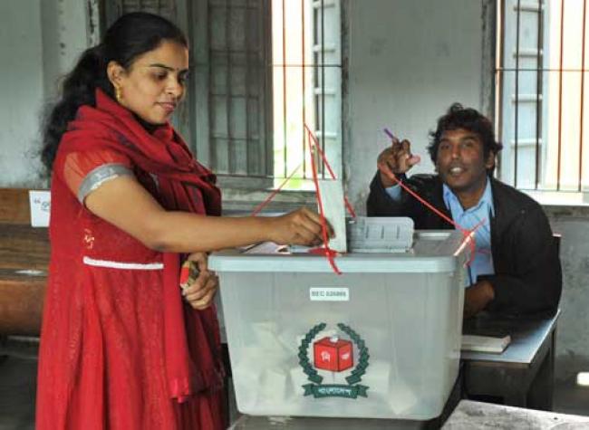 Bangladesh votes amid violence